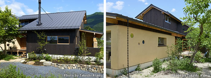 左側：外観　横から　杉皮葺きの壁、右側：外観　横から　ストローベイルの平屋部分と杉皮葺きの壁　写真/浅野 豪